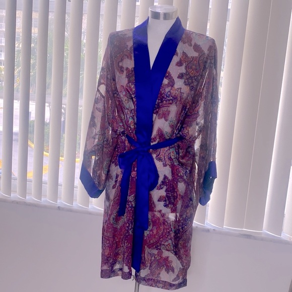 VINTAGE VICTORIA’S SECRET ROBE - Picture 4 of 7